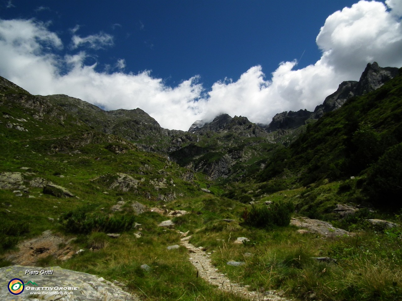 35 Davanti a noi Il Brunone col Pizzo Redorta e amici....JPG